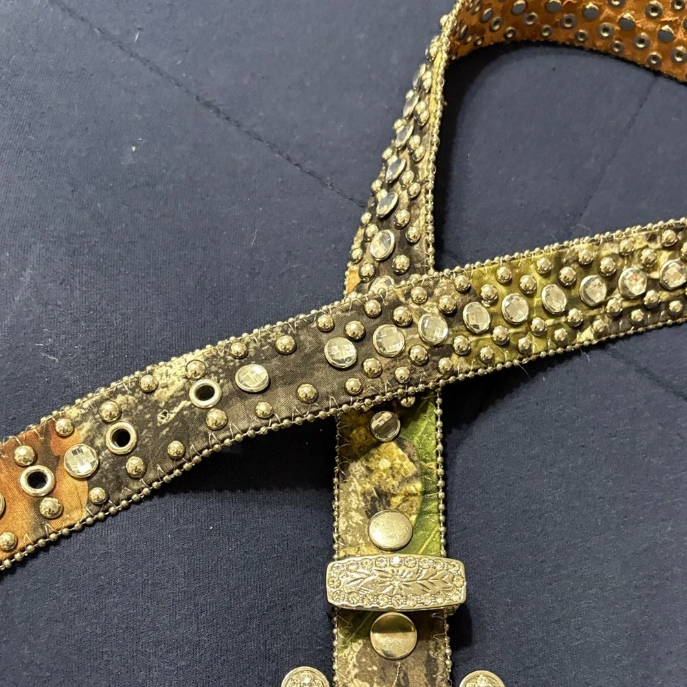 Girls Camo belt w/rhinestones & silver embellishments